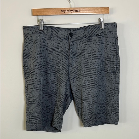 TravisMathew Go Fish Shorts in Heather Grey Pinstripe Black Grey Golf Sz 34 - Picture 3 of 11